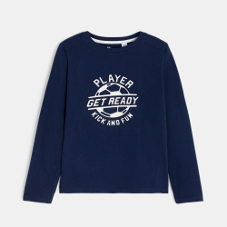 تيشيرت بأكمام طويلة ورسالة مطبوعة باللون الأزرق الداكن للأولاد.